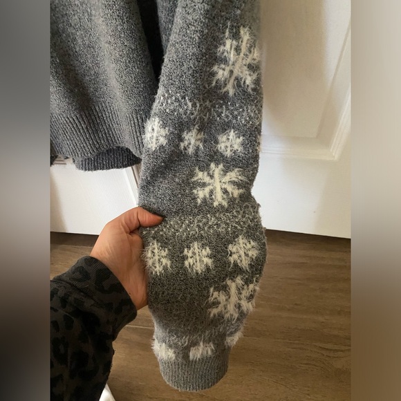 Cropped Christmas Sweater - Picture 5 of 5